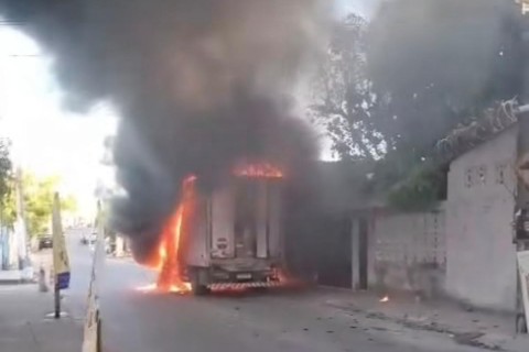 Caminhão elétrico pega fogo e explode em Iguapé; Bombeiros controlam as chamas e evitam tragédia