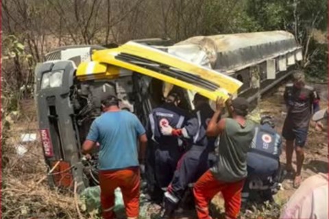 Caminhão carregado de diesel capota na CE-183, próximo a Varjota, e motorista fica gravemente ferido