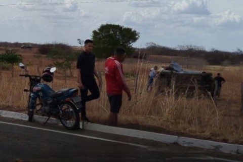 Carro capota na CE-187 e deixa duas vítimas em estado grave entre Crateús e Sucesso