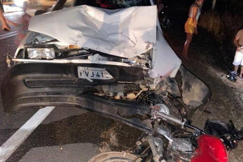 Colisão entre carro e moto deixa feridos na CE-362 na cidade de Massapê no Ceará