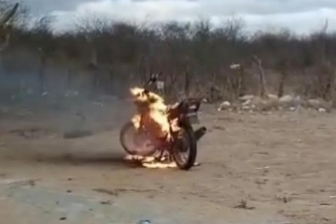 Motocicleta pega fogo e assusta motoristas na BR-020 em Tauá no Ceará