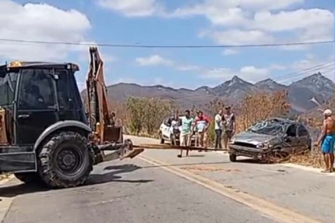 Veículo é retirado de açude após acidente no Ceará