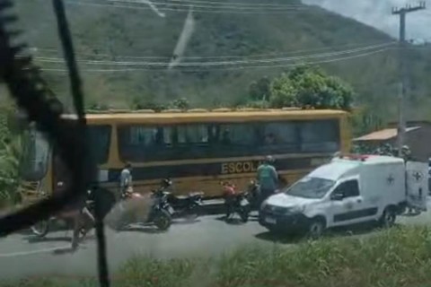 Acidente em Guaiúba deixa mototaxista com braço decepado após colisão com ônibus