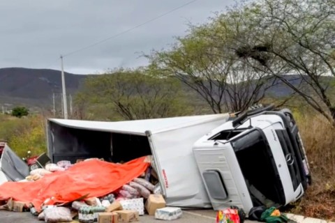 Caminhão tomba na CE-176, na saída de Arneiroz para Tauá-CE