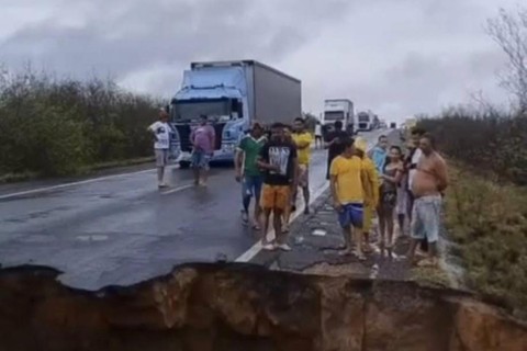 Trecho da rodovia foi danificado devido às fortes chuvas que castigaram a região