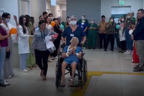 Cearense de 117 anos recebe alta hospitalar sob aplausos de profissionais