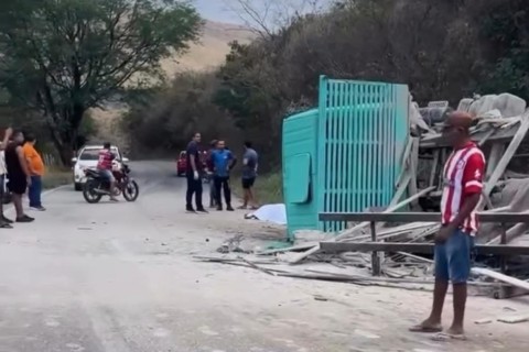 Acidente com caminhão carregado de cimento é registrado na ladeira de Itatira