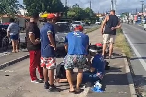 Acidente deixa motociclista ferido na Avenida Godofredo Maciel, em Fortaleza-CE