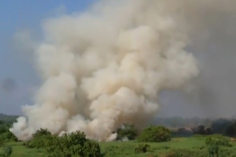 Incêndio atinge margem do Rio Acaraú em Sobral, e fumaça cobre bairros