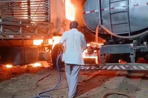 Caminhão é destruído por incêndio em garagem na zona rural de Quixeramobim-CE