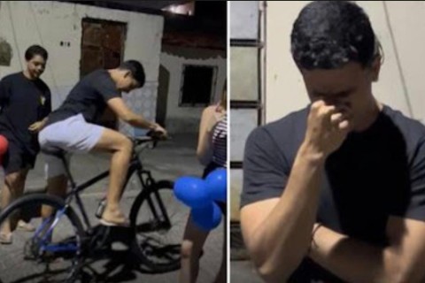 Amigos presenteiam estudante que teve bicicleta roubada duas vezes, no Ceará