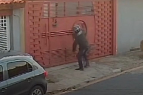 Homem atira contra portão de residência e é morto por vizinho policial