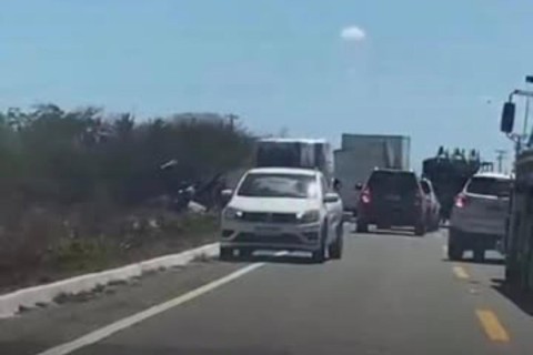 Grave colisão entre Hilux e caminhão deixa vítimas presas às ferragens em Crateús no Ceará