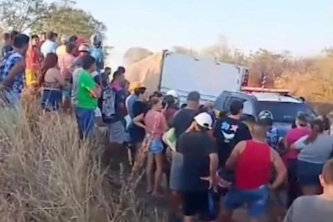 Carreta carregada de biscoitos tomba na BR-222 e carga é saqueada