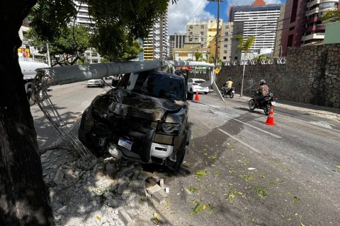 Empresário que entrou na contramão, atropelou motociclista e derrubou poste é solto após pagar fiança, em Fortaleza