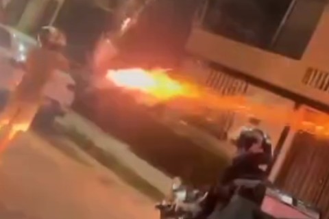 Entregadores disparam rojão e derrubam portão de casa após homem agredir trabalhador em Fortaleza-CE