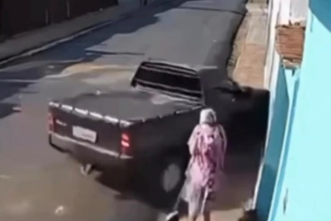 Idosa escapa por pouco de ser atropelada por carro desgovernado e agradece a Deus pelo milagre