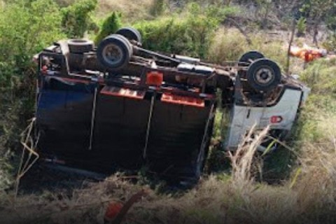 Caminhão tomba na Malhada Vermelha entre Iguatu e Icó