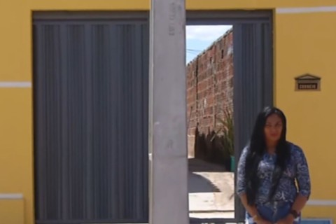 Poste de alta tensão é instalado em frente à garagem de casa, e Enel cobra R$ 3 mil para retirar