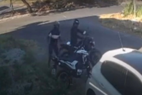 Dupla rouba moto estacionada na rua em questão de segundos no bairro José Walter, em Fortaleza-CE