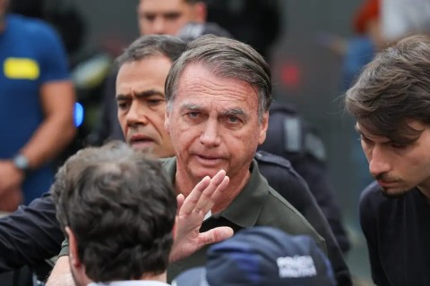 Exames de Bolsonaro mostram anemia e pneumonia residual