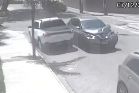 Motorista colide e sai arrastando veículos em Fortaleza-CE