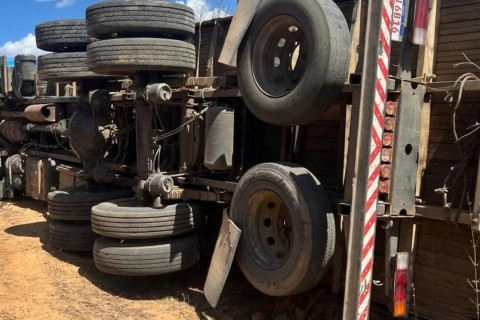 Jovem de 17 anos fica ferido após tombamentode caminhão da zona rural de Tamboril-CE