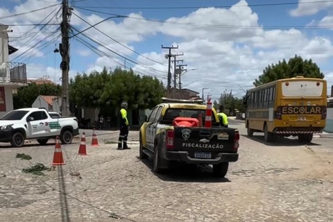 Caminhão colide com poste na cidade de Limoeiro do Norte-CE