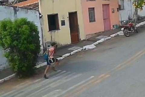 Suspeito de matar empresário em Itapajé fugiu correndo com arma em punho e falando ao celular