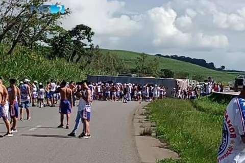 Ônibus com torcida organizada do Bahia tomba a caminho de jogo contra o Sport