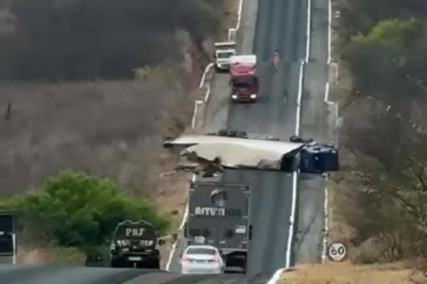 Tombamento de carreta na BR-116: trânsito interditado nos dois sentidos