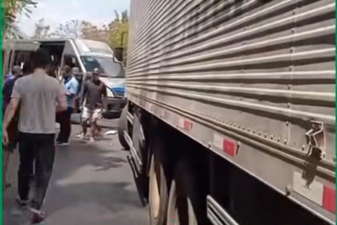 Caminhão perde freio descendo a serra da BR-222, e colide com carro de passeio e topique