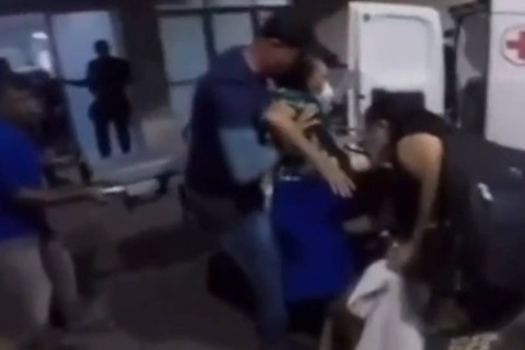 Idosa com câncer é derrubada de maca na chegada a hospital, em Fortaleza-CE