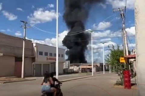 Incêndio de grandes proporções atinge fábrica de calçados no Cariri cearense