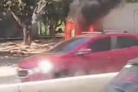 Caminhão pega fogo na cidade de Fortaleza-CE