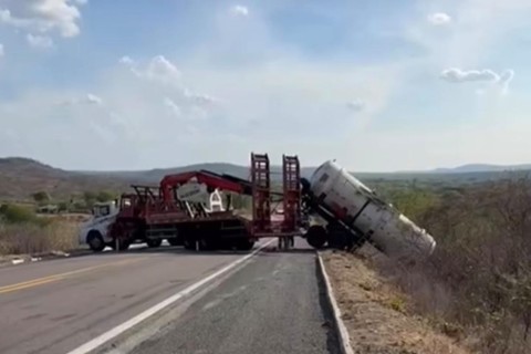 Caminhão-tanque desce aterro na BR-020, próximo à localidade de Bom Jesus, em Tauá-CE