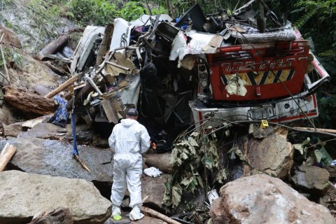 Tragédia: acidente de ônibus escolar deixa mais de dez mortos