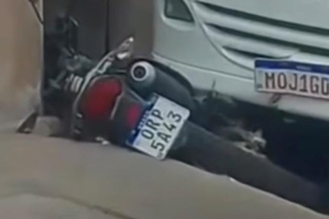 Micro-ônibus desgovernado mata mulher e deixa outra ferida em Pedra Branca-CE