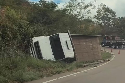 Caminhão tomba em rodovia entre Ipu e Guaraciaba do Norte
