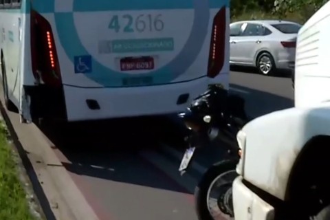 Motociclista bate em ônibus, cai e morre atropelado por caminhão em Fortaleza-CE