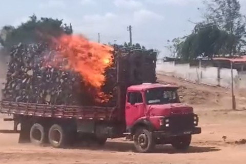 Motorista entra com caminhão em rio para apagar incêndio em carga de madeira no Ceará