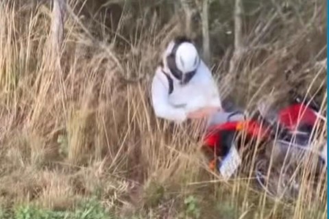 Motociclista quase sofre acidente fatal em curva na serra de Guaramiranga no Ceará