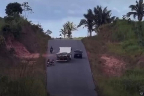 Caminhoneiro faz ultrapassagem perigosa e quase causa acidente com motociclista