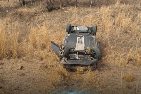Carro capota na localidade de boqueirão, em Boa Viagem-CE