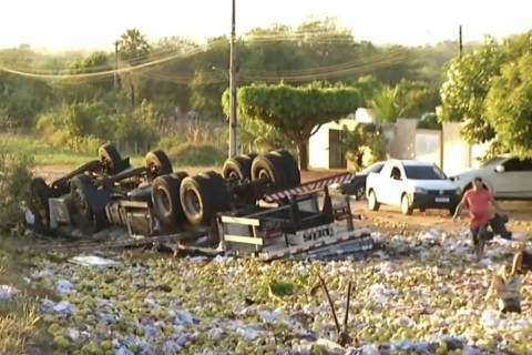 Dois homens morrem e dois ficam feridos na BR-222 após caminhão tombar em curva