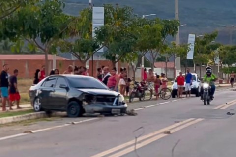 Motorista perde controle, bate em árvores e derruba poste na CE-187, no bairro Mina em Ipu