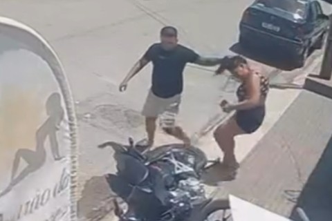 Homem derruba portão, invade clínica de estética e retira mulher puxando pelos cabelos