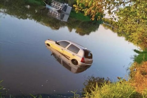 Tentativa de feminicídio: homem lança carro com ex-namorada em rio e é preso
