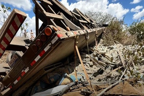 Após tombamento na CE-187, populares saqueiam carga de cimento e representante da empresa impede ação