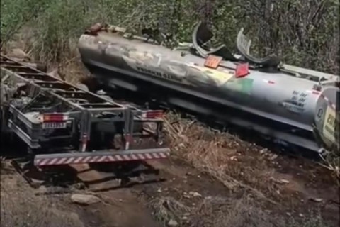 Caminhão-tanque carregado de combustível tomba na CE-138 em Morada Nova no Ceará